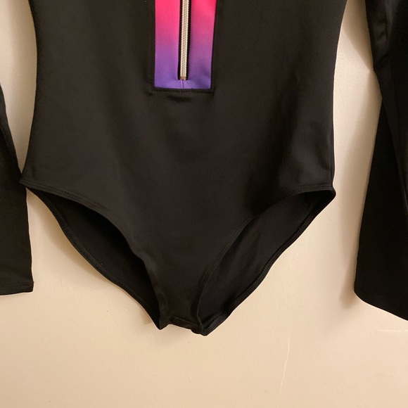 Athletic long sleeved body suit - Picture 4 of 6